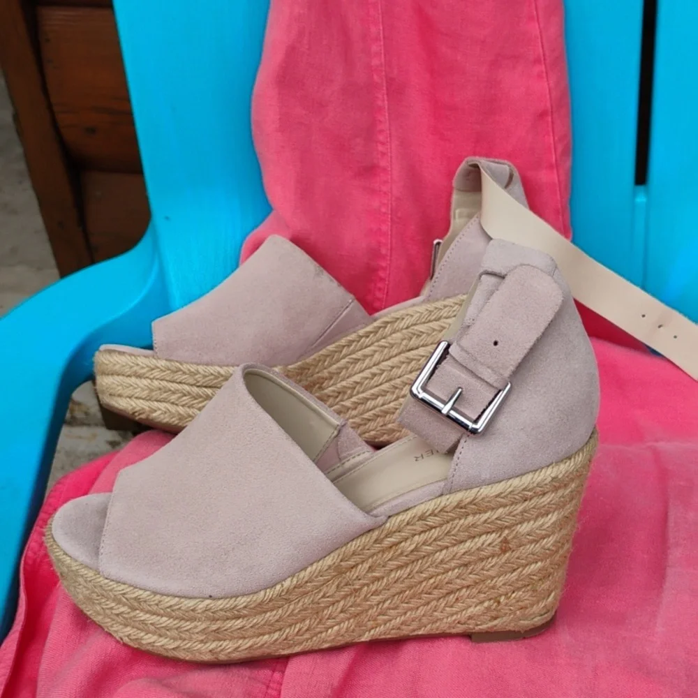 Marc Fisher PINK Wedge SANDALS Like New  Sz  8.5